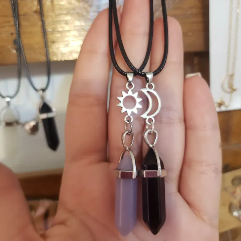 Pareja de collares de caucho: Cuarzos Sol y Luna