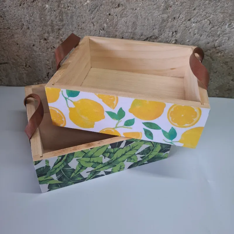 Caja peq empapelada c/asa de cuero