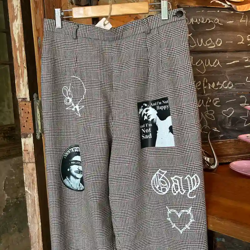 Pantalon con parches punk