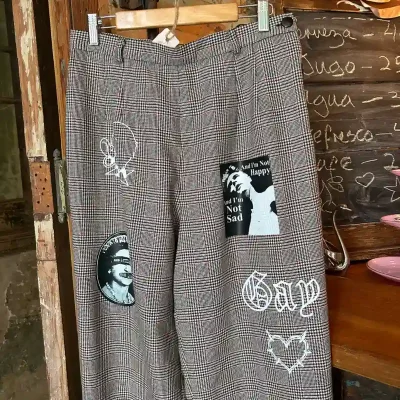 Pantalon con parches punk