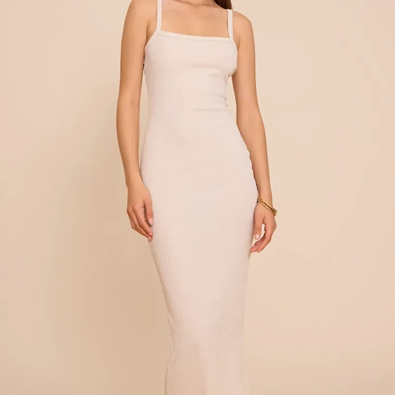 Vestido largo ajustado al cuerpo de tirantes