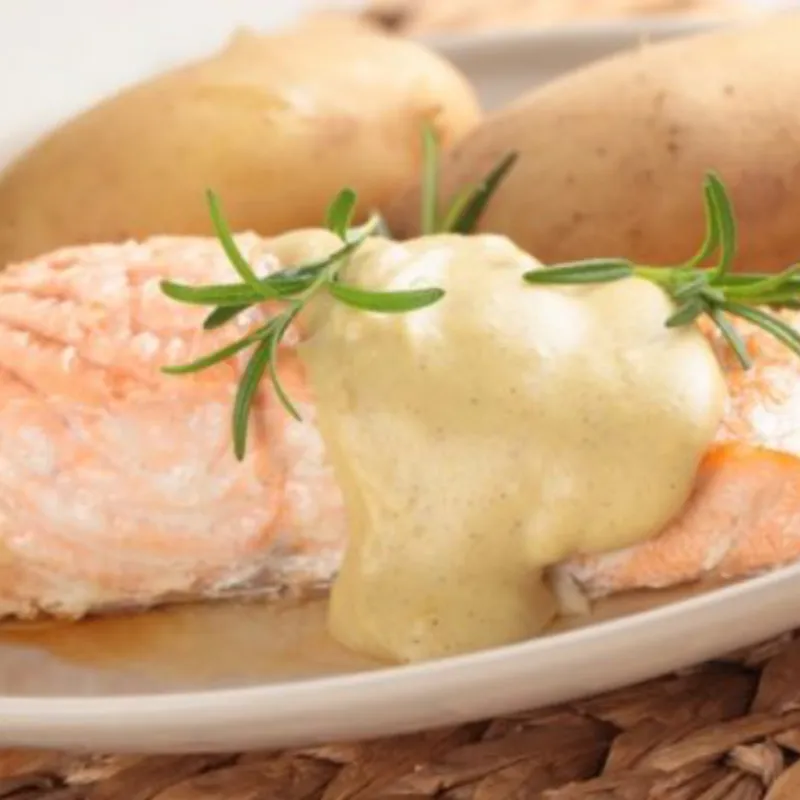 Pescado con salsa de mostaza a las finas hierbas