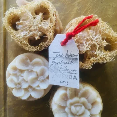 Jabón cúrcuma, bicarbonato y loofah