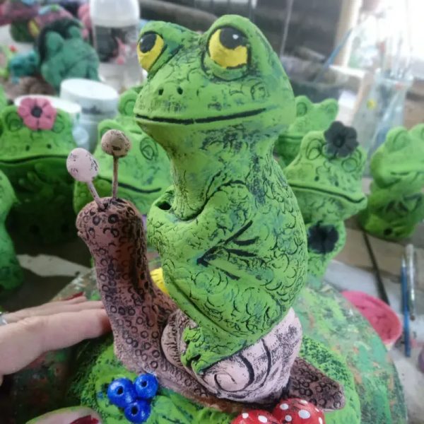 Rana sobre caracol