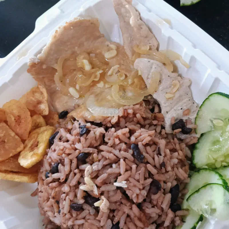 Cerdo en cazuela con cebolla