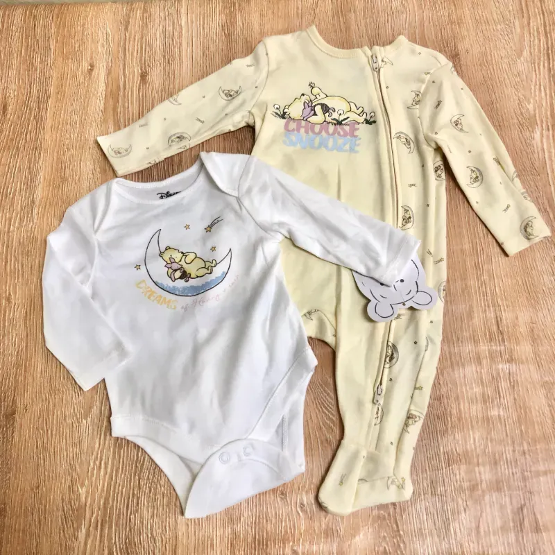 Pack de 2 bodys y 1 babero con Winnie Poh