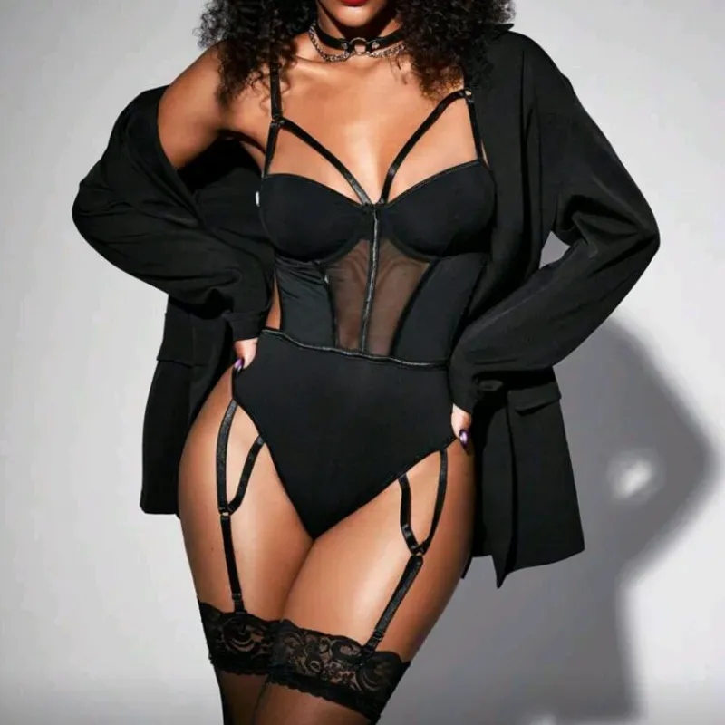 Body de lencería y medias largas