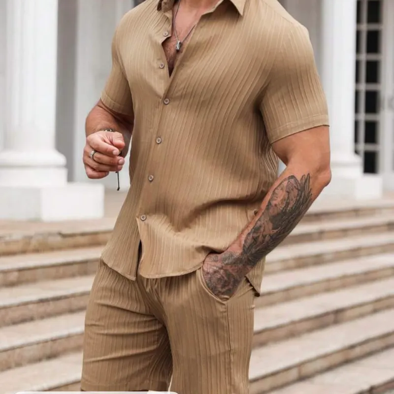 Manfinity Homme Conjunto de camisa de manga corta con rayas verticales de color liso y pantalones cortos lisos casuales para hombre, para el esposo