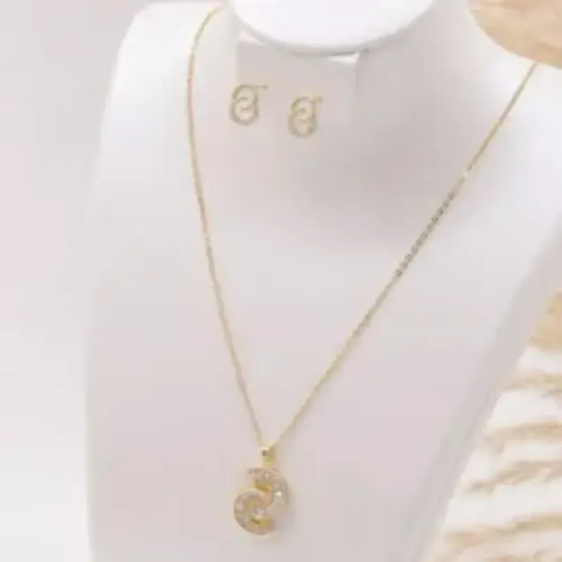 Juego de cadena y aretes