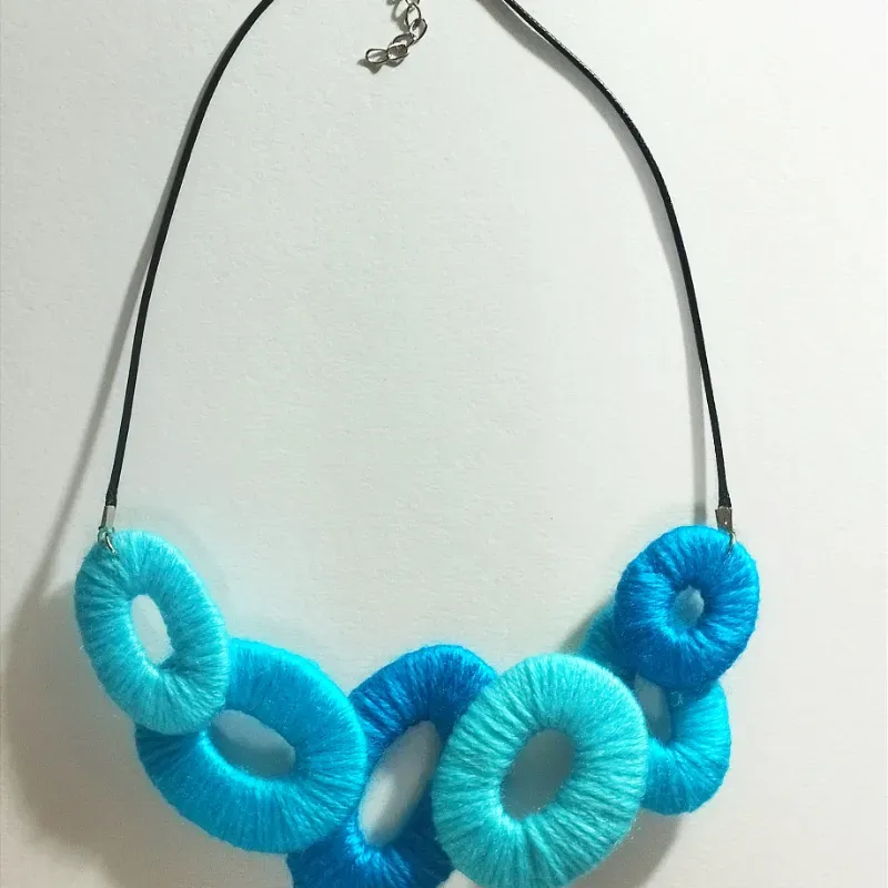 Collar de piezas geométricas monocromático