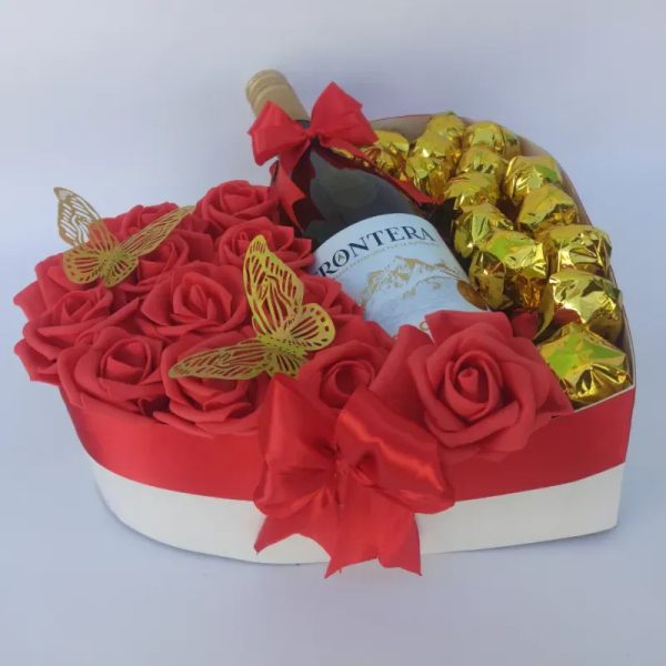 Corazón con rosas,chocolates y botella