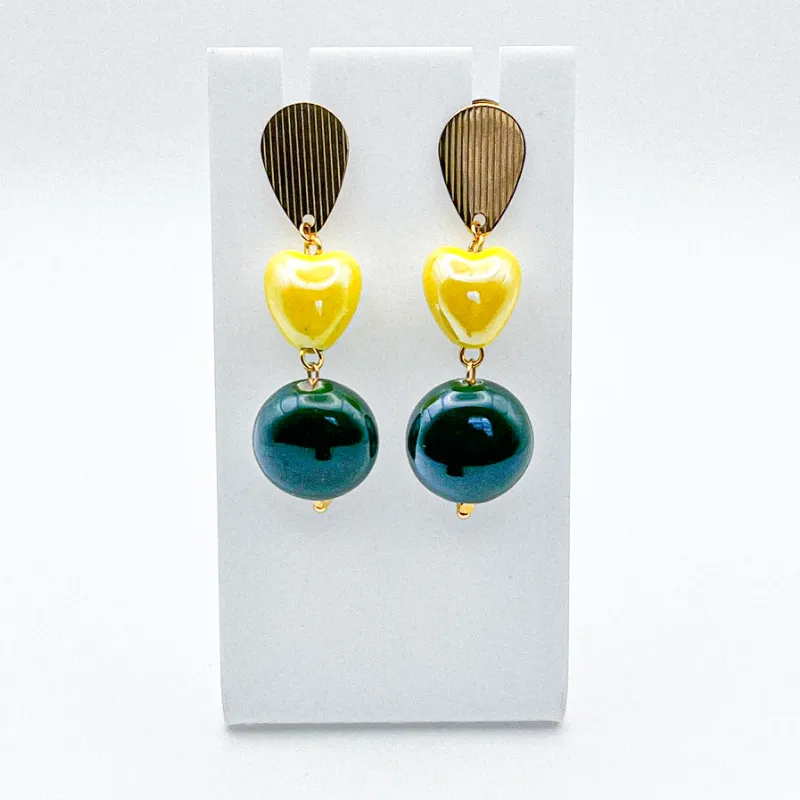 Aretes con cerámica vidriada y herrajes con enchape