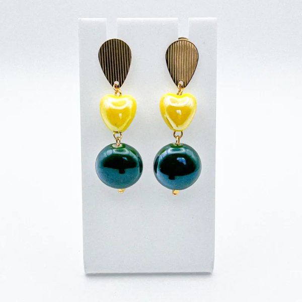 Aretes con cerámica vidriada y herrajes con enchape
