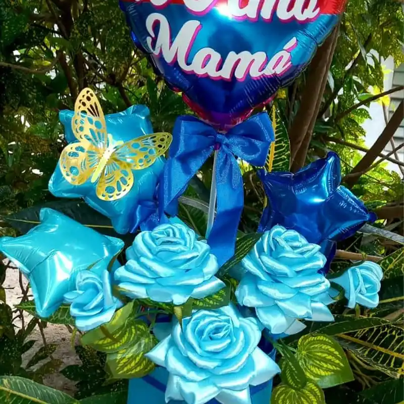 Arreglo combinado de flores y dulces para mami