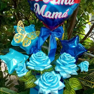 Arreglo combinado de flores y dulces para mami