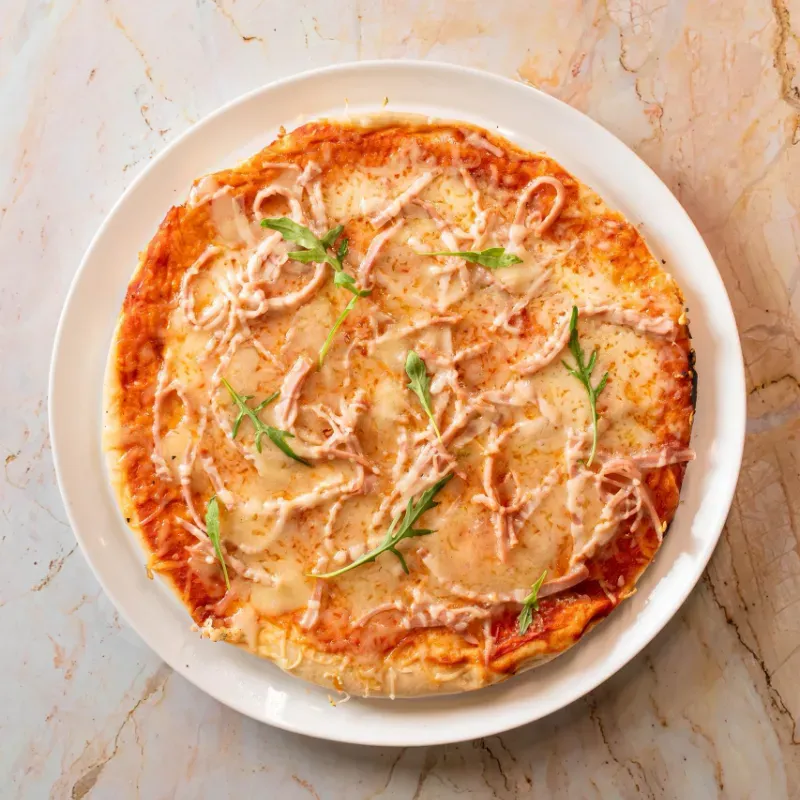 Pizza de jamón y queso