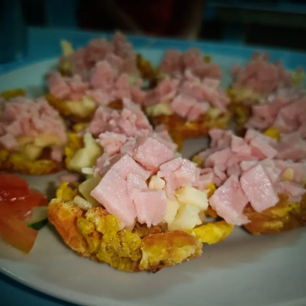 Tostones rellenos con jamón y queso