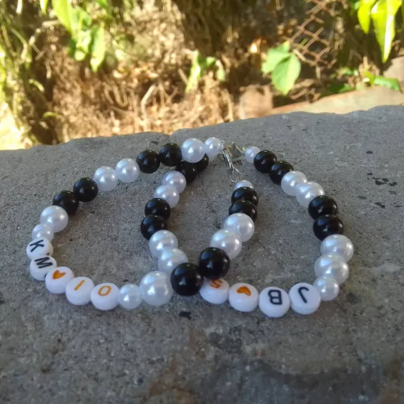 Pulseras de perlas blancas y negras✨