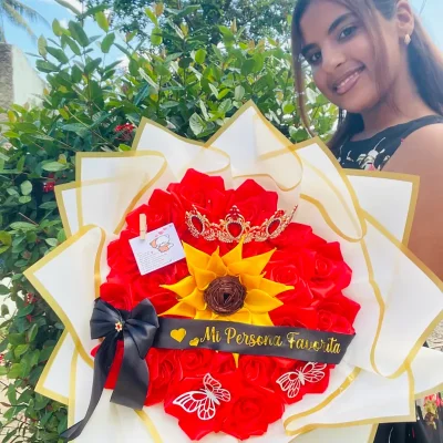 Ramo de rosas eternas con girasol