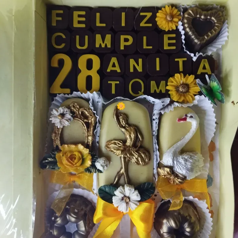 Caja con paletas y bombones temática. "El lago de los cisnes"