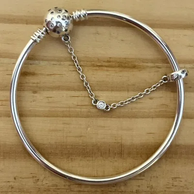 Pulsera rígida con cierre de seguridad