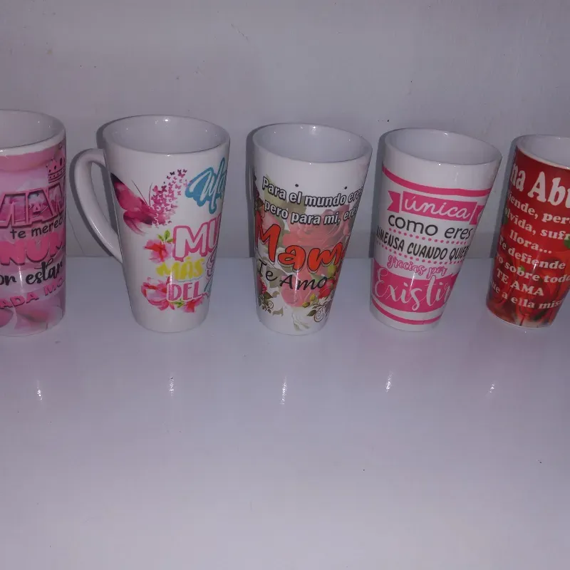 Jarras blancas cónicas