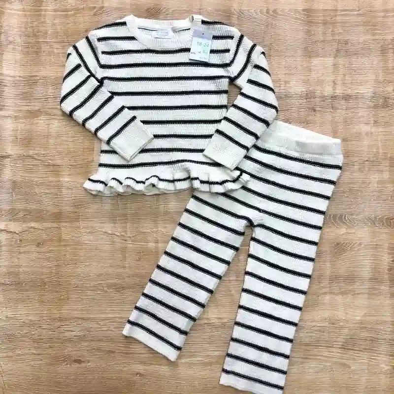 Conjunto tejido a rayas