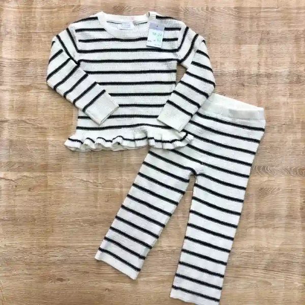 Conjunto tejido a rayas