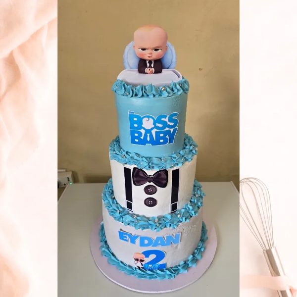 Cake de 3 pisos con decoración no comestible