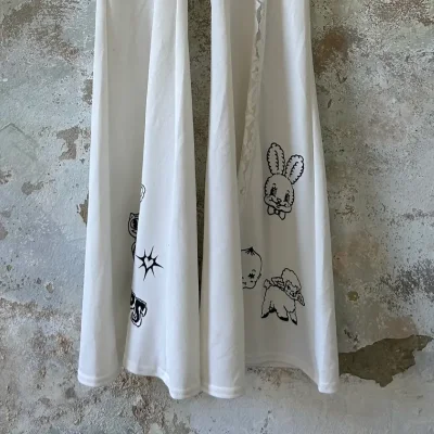 Pantalon campana con ignorant tatoos