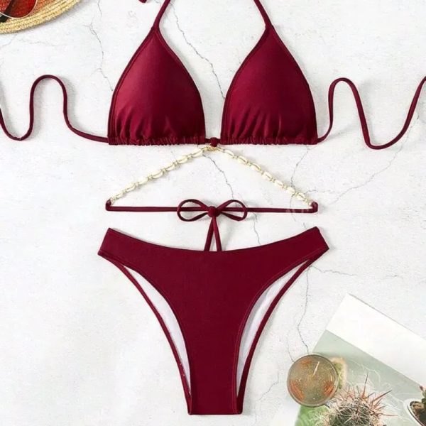 Bikini rojo con adorno de caracoles