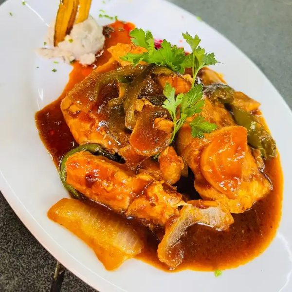Filete de pescado en salsa de tomate