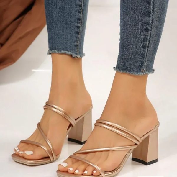  Sandalias metálicas doradas con tacón bloque