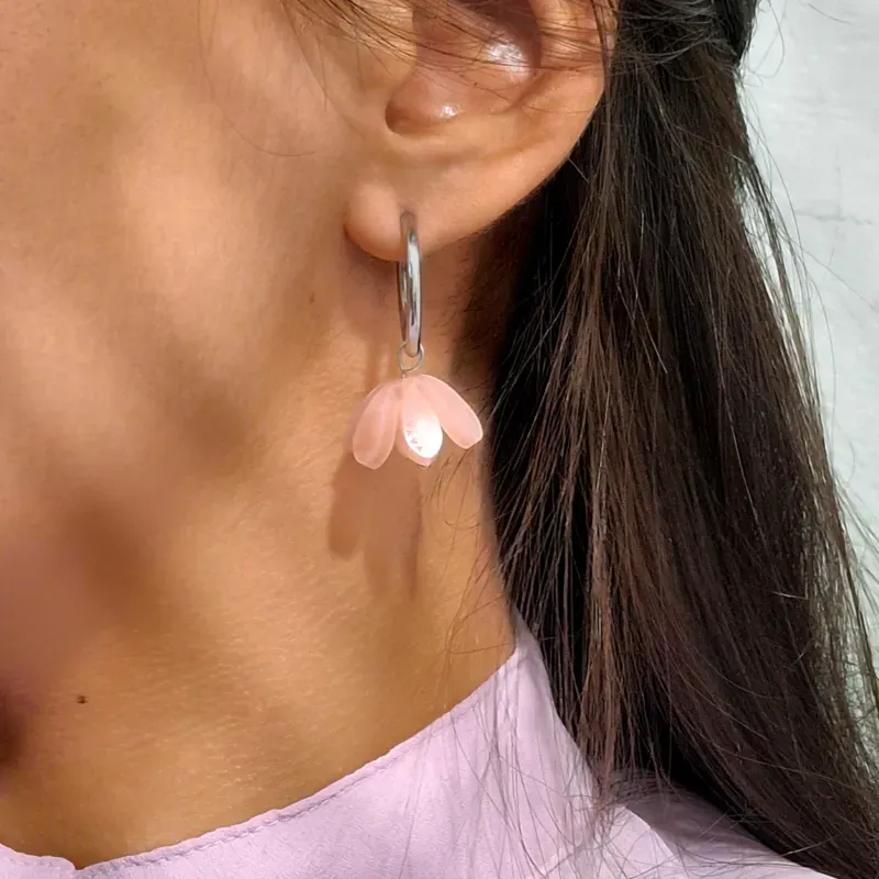 Argollas plateadas con Campanita rosa claro