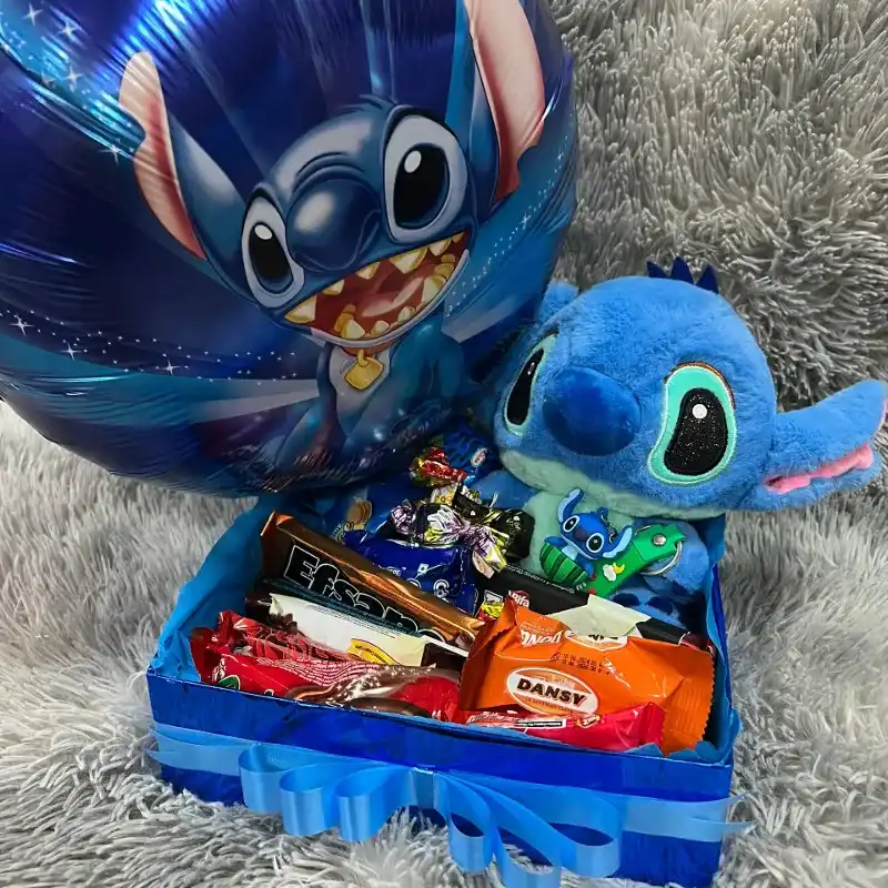 Caja de regalo con confituras variadas y peluche