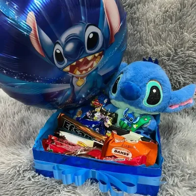 Caja de regalo con confituras variadas y peluche