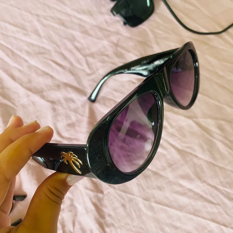 Gafas de sol con le antes oscuros y detalles en la armadura