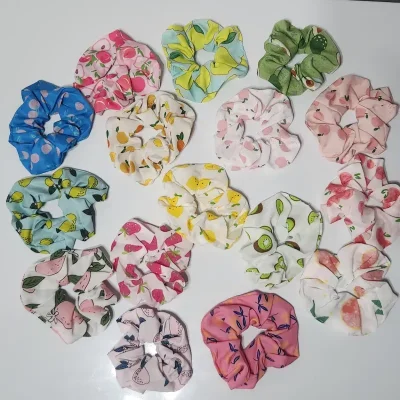 Scrunchies frutales.