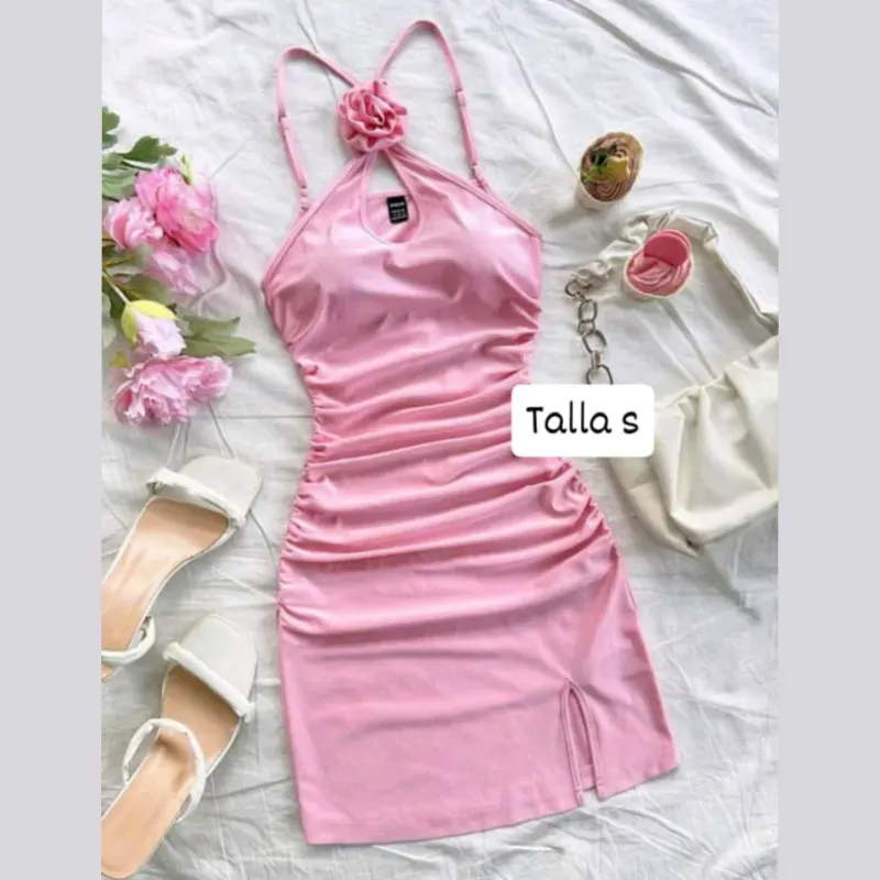 Vestido con detalle de flor