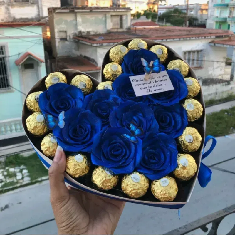 Caja corazón de 10 rosas y 19 bombones