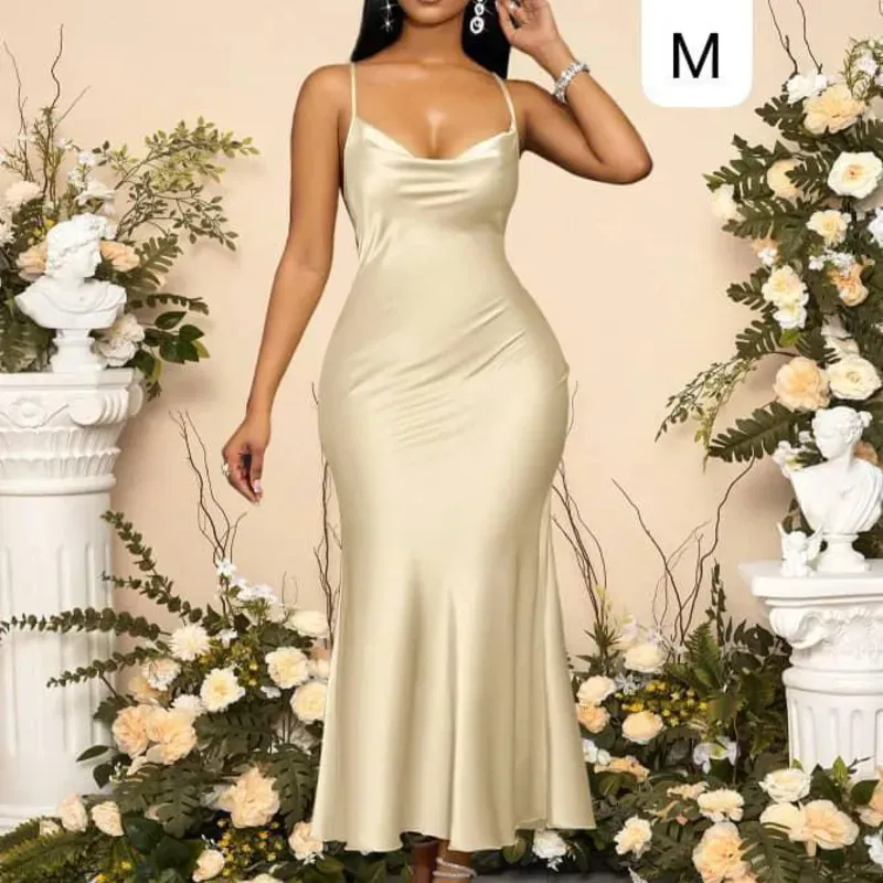 ✨ Vestido Champagne Glow – Elegancia clásica con brillo moderno y corte de impacto