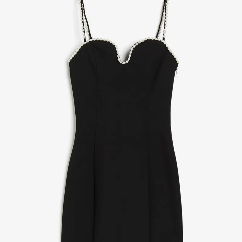 Vestido de tirantes con adornos perlados