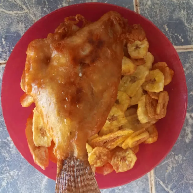 Bistec de tilapia con chicharras
