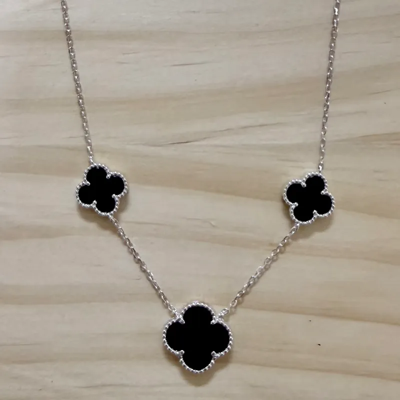 Cadena Van Cleef 3 tréboles negro