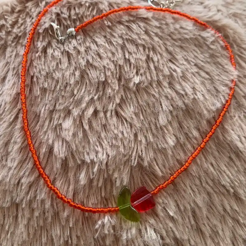 Collar de cuentas y tulipan 