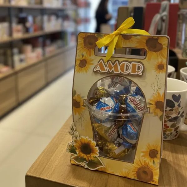 Amor + Girasoles + Chocolates = El match perfecto 