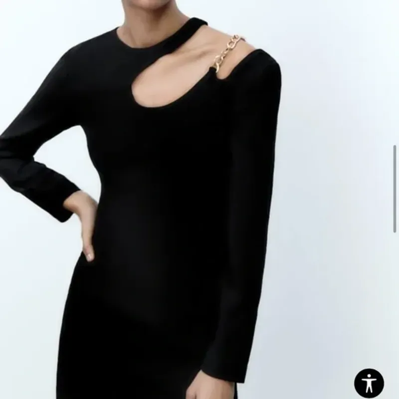 Vestido Zara negro con detalle de cadena