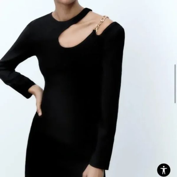 Vestido Zara negro con detalle de cadena