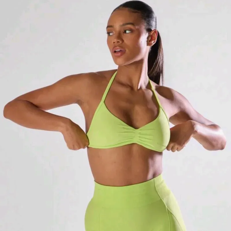 Top verde de espalda afuera