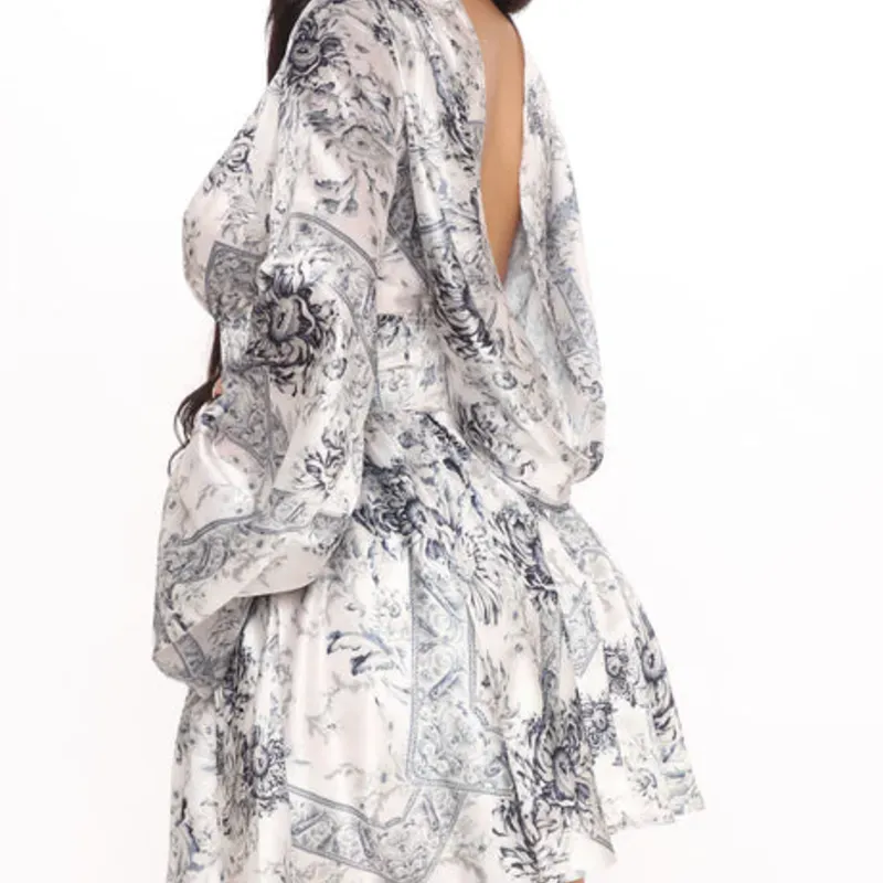 Vestido estampado de mangas largas y detalle en la espalda